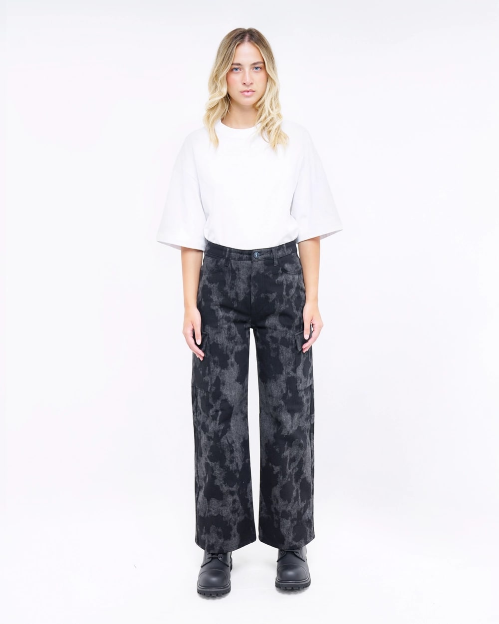 JEANS FLARE CON TASCHE CARGO