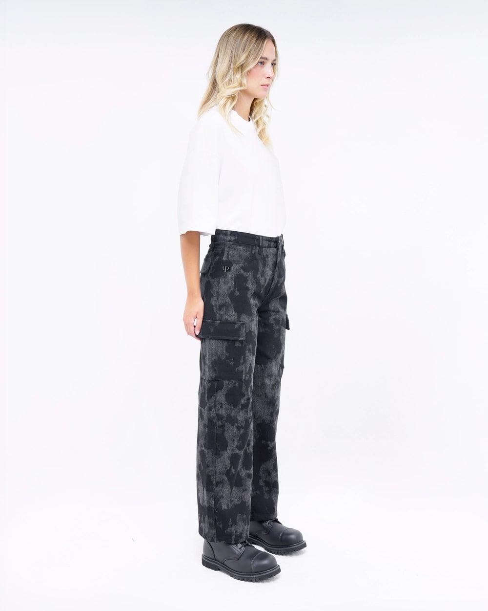 JEANS FLARE CON TASCHE CARGO